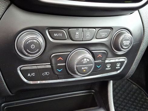 Used 2021 Jeep Cherokee Limited image 17