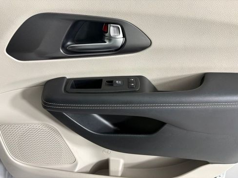Used 2024 Chrysler Pacifica Touring-L FWD image 12