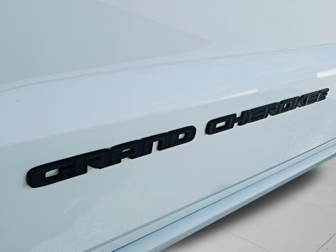 Used 2020 Jeep Grand Cherokee Altitude RWD image 32