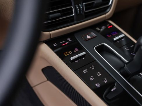 Certified 2025 Porsche Macan image 24