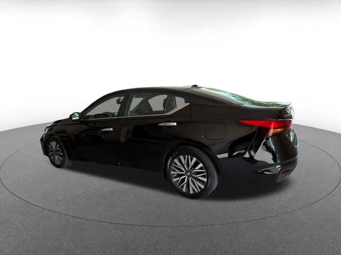 Used 2025 Nissan Altima 2.5 SV FWD image 9
