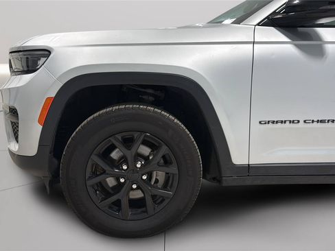 Used 2025 Jeep Grand Cherokee Altitude AWD/4WD image 20