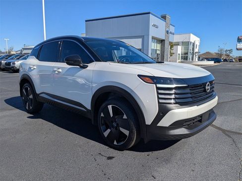 Used 2025 Nissan Kicks SR w/ Illumination Package image 3