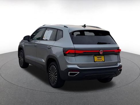 Used 2025 Volkswagen Taos SE FWD image 11