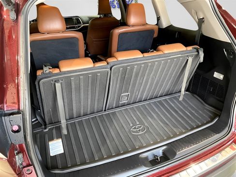 Used 2018 Toyota Highlander Limited Platinum image 28