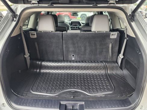 Used 2022 Toyota Highlander XLE AWD/4WD image 5