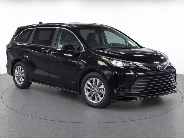 Used 2025 Toyota Sienna LE FWD image 1