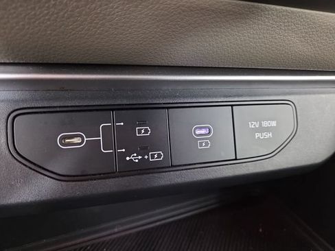 Certified 2025 Kia Carnival FWD image 24
