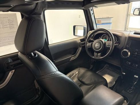 Used 2017 Jeep Wrangler Unlimited Rubicon w/ Connectivity Group AWD/4WD image 24
