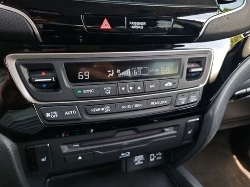 Used 2022 Honda Pilot Touring image 25