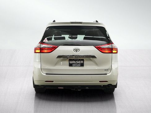 Used 2018 Toyota Sienna XLE w/ XLE Navigation Package FWD image 4