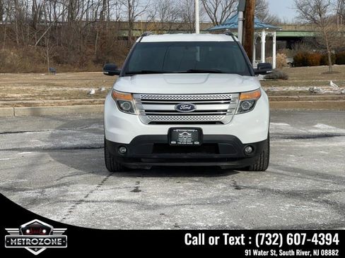 Used 2015 Ford Explorer XLT image 2