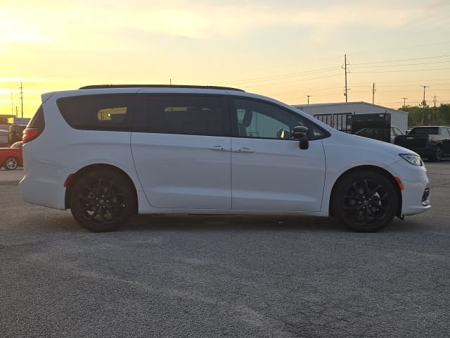 Used 2025 Chrysler Pacifica Limited FWD image 6