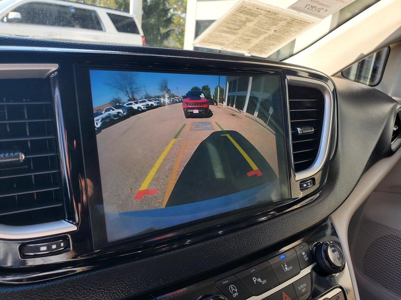Used 2023 Chrysler Pacifica Touring-L FWD image 11