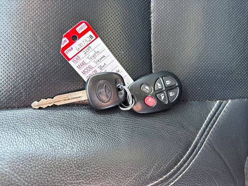 Used 2019 Toyota Sienna SE image 33