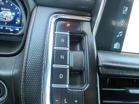 Used 2022 Chevrolet Suburban RST w/ Sport Performance Package AWD/4WD image 17