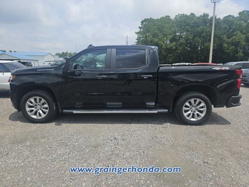 Used 2019 Chevrolet Silverado 1500 Custom w/ Custom Max Trailering Package AWD/4WD image 9