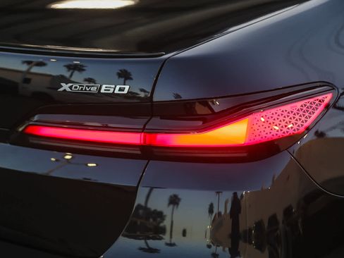 Used 2025 BMW i7 xDrive60 image 7