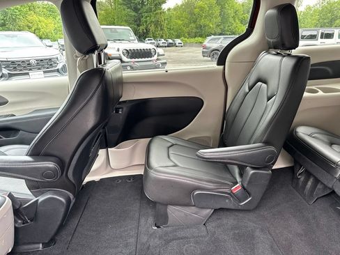 Used 2023 Chrysler Pacifica Touring-L FWD image 26