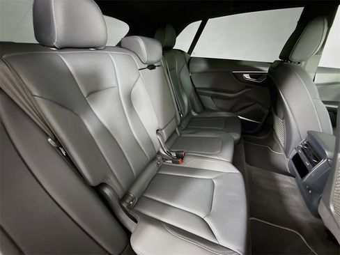 Used 2021 Audi Q8 Premium Plus image 29