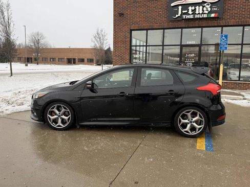 Used 2017 Ford Focus ST image 9
