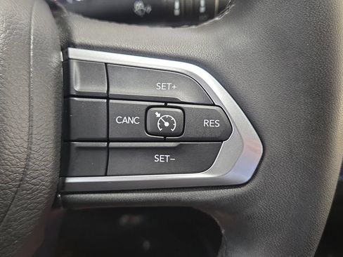 Used 2025 Jeep Compass Latitude w/ Sun & Sound Group AWD/4WD image 18