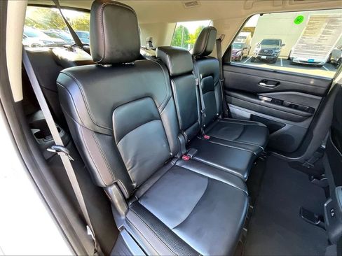 Used 2023 Nissan Pathfinder SL w/ Black Appearance Package AWD/4WD image 16