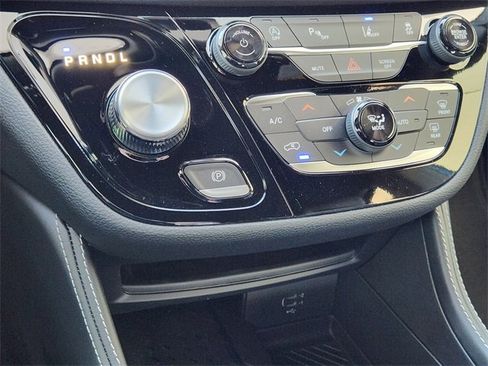 New 2026 Chrysler Pacifica Limited image 14