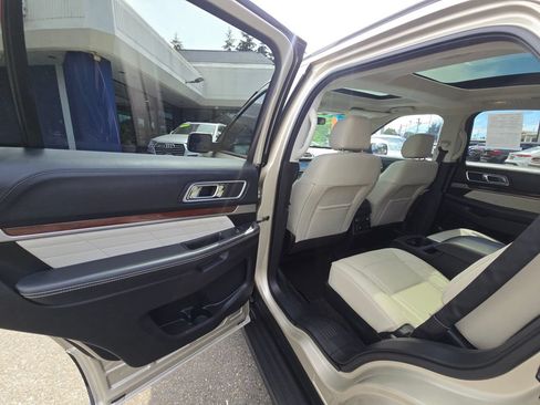 Used 2017 Ford Explorer Platinum AWD/4WD image 14
