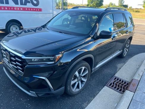 Used 2025 Honda Pilot Touring image 2