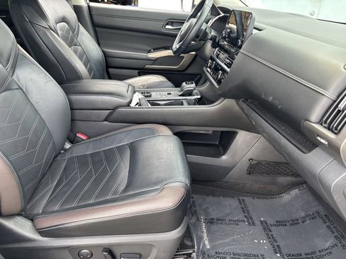 Used 2023 Nissan Pathfinder Platinum w/ Cargo Package AWD/4WD image 32