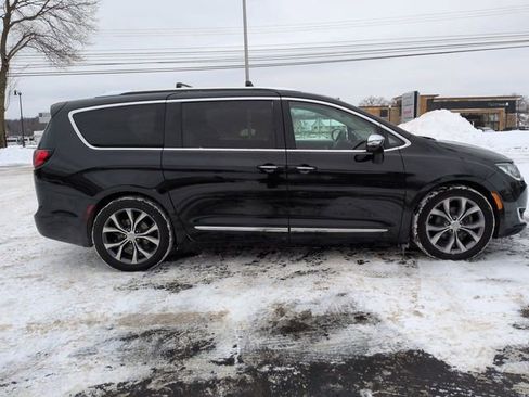 Used 2019 Chrysler Pacifica Limited w/ Tire & Wheel Group image 2
