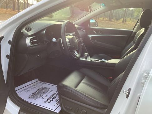 Used 2025 Genesis G70 2.5T image 9