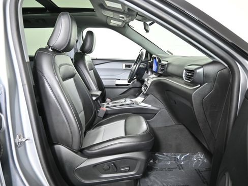 Used 2022 Ford Explorer XLT w/ Equipment Group 202A image 13