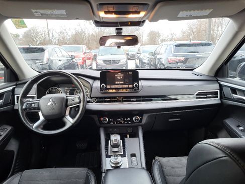 Used 2023 Mitsubishi Outlander SE image 2