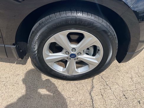 Used 2019 Ford Edge SE FWD image 2