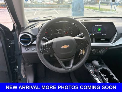 Used 2025 Chevrolet Trax LS w/ LS Convenience Package FWD image 5