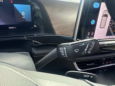 Used 2025 Volkswagen Atlas SE image 34