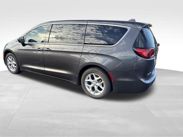 Used 2018 Chrysler Pacifica Touring Plus w/ Tire & Wheel Group FWD image 11
