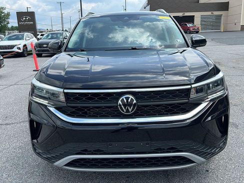 Used 2024 Volkswagen Taos SE w/ Panoramic Sunroof Package FWD image 8