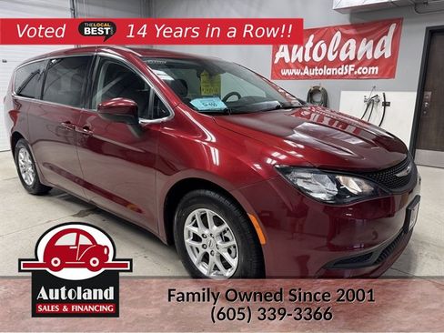 Used 2023 Chrysler Voyager LX FWD image 1