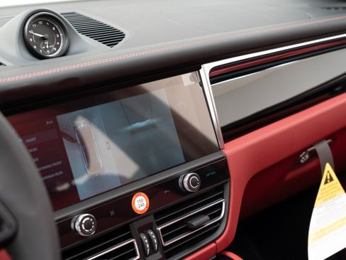 Certified 2026 Porsche Macan AWD/4WD image 25