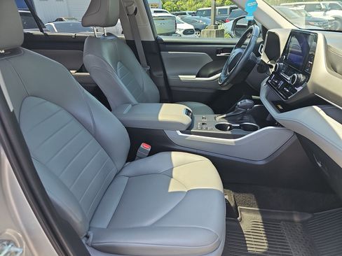 Used 2023 Toyota Highlander XLE FWD image 10