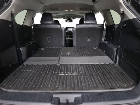 Used 2021 Toyota Highlander XLE AWD/4WD image 18