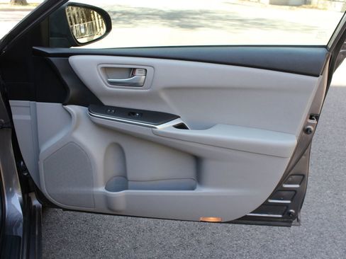 Used 2015 Toyota Camry SE w/ Moonroof Package image 26