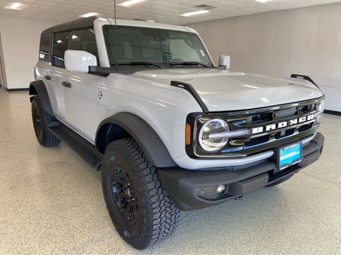 New 2026 Ford Bronco Outer Banks w/ Sasquatch Package AWD/4WD image 3