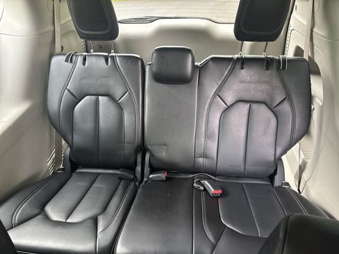 Used 2023 Chrysler Pacifica Touring-L FWD image 14