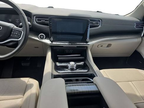 Used 2022 Jeep Wagoneer Series III w/ Premium Group I RWD image 12