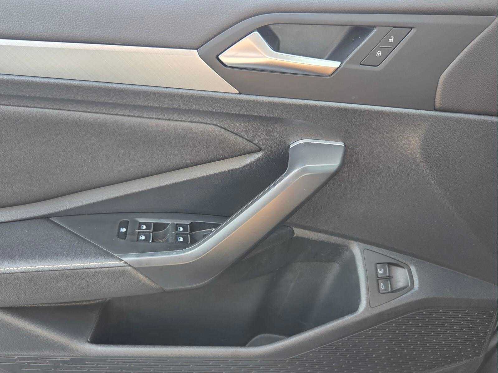 Used 2023 Volkswagen Jetta SE w/ Panoramic Sunroof Package FWD image 23