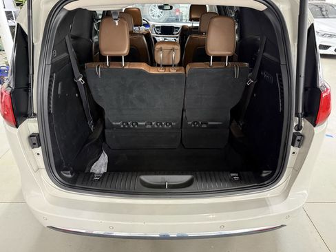 Used 2017 Chrysler Pacifica Limited w/ UConnect Theater Package FWD image 9